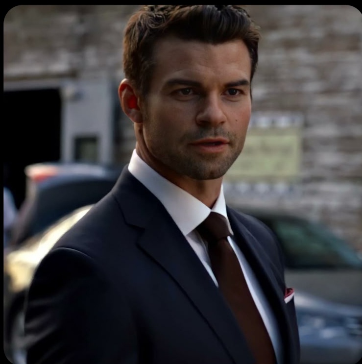 Elijah Mikaelson AI character from The Originals