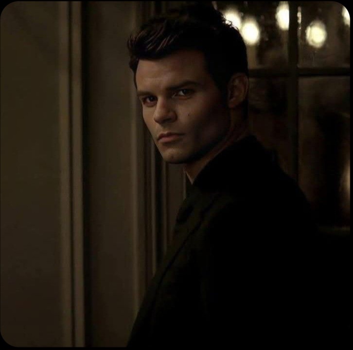 Elijah Mikaelson AI character from The Originals