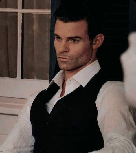 Elijah Mikaelson AI character from The Originals